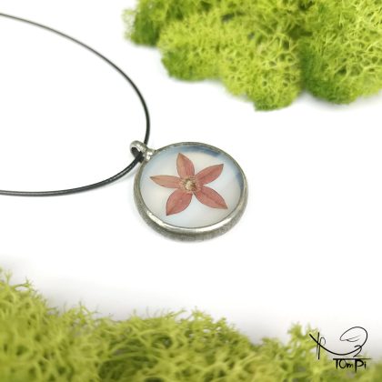 Szklany medalion z kwiatem, technika Tiffany, biżuteria ręcznie robiona, rękodzieło artystyczne, biżuteria artystyczna, biżuteria handmade, biżuteria damska, biżuteria męska, biżuteria ze szkła, szklana biżuteria, naszyjnik, szkło witrażowe