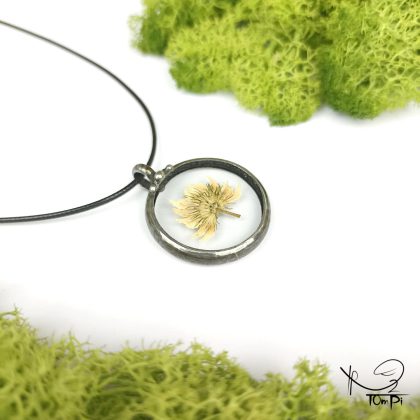 Szklany medalion z kwiatem, technika Tiffany, biżuteria ręcznie robiona, rękodzieło artystyczne, biżuteria artystyczna, biżuteria handmade, biżuteria damska, biżuteria męska, biżuteria ze szkła, szklana biżuteria, naszyjnik, szkło witrażowe