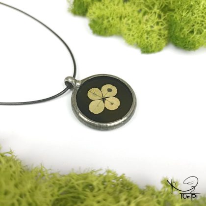 Szklany medalion z liśćmi koniczyny, technika Tiffany, biżuteria ręcznie robiona, rękodzieło artystyczne, biżuteria artystyczna, biżuteria handmade, biżuteria damska, biżuteria męska, biżuteria ze szkła, szklana biżuteria, naszyjnik, szkło witrażowe