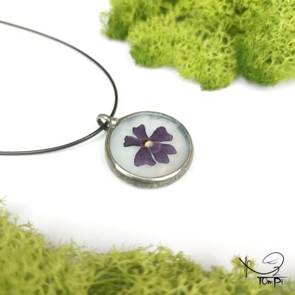 Szklany medalion z kwiatem, technika Tiffany, biżuteria ręcznie robiona, rękodzieło artystyczne, biżuteria artystyczna, biżuteria handmade, biżuteria damska, biżuteria męska, biżuteria ze szkła, szklana biżuteria, naszyjnik, szkło witrażowe