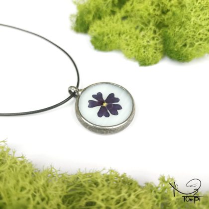 Szklany medalion z kwiatem, technika Tiffany, biżuteria ręcznie robiona, rękodzieło artystyczne, biżuteria artystyczna, biżuteria handmade, biżuteria damska, biżuteria męska, biżuteria ze szkła, szklana biżuteria, naszyjnik, szkło witrażowe