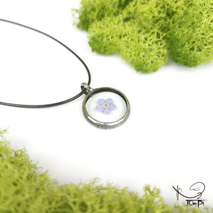 Szklany medalion z kwiatem, technika Tiffany, biżuteria ręcznie robiona, rękodzieło artystyczne, biżuteria artystyczna, biżuteria handmade, biżuteria damska, biżuteria męska, biżuteria ze szkła, szklana biżuteria, naszyjnik, szkło witrażowe