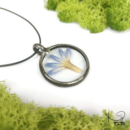 Szklany medalion z kwiatem, technika Tiffany, biżuteria ręcznie robiona, rękodzieło artystyczne, handmade, biżuteria artystyczna, biżuteria handmade, biżuteria damska, biżuteria męska, biżuteria ze szkła, szklana biżuteria, naszyjnik, szkło witrażowe