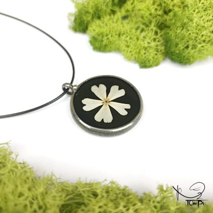 Szklany medalion z kwiatem, technika Tiffany, biżuteria ręcznie robiona, rękodzieło artystyczne, handmade, biżuteria artystyczna, biżuteria handmade, biżuteria damska, biżuteria męska, biżuteria ze szkła, szklana biżuteria, naszyjnik, szkło witrażowe