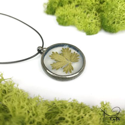 Szklany medalion z liściem, technika Tiffany, biżuteria ręcznie robiona, rękodzieło artystyczne, handmade, biżuteria artystyczna, biżuteria handmade, biżuteria damska, biżuteria męska, biżuteria ze szkła, szklana biżuteria, naszyjnik, szkło witrażowe