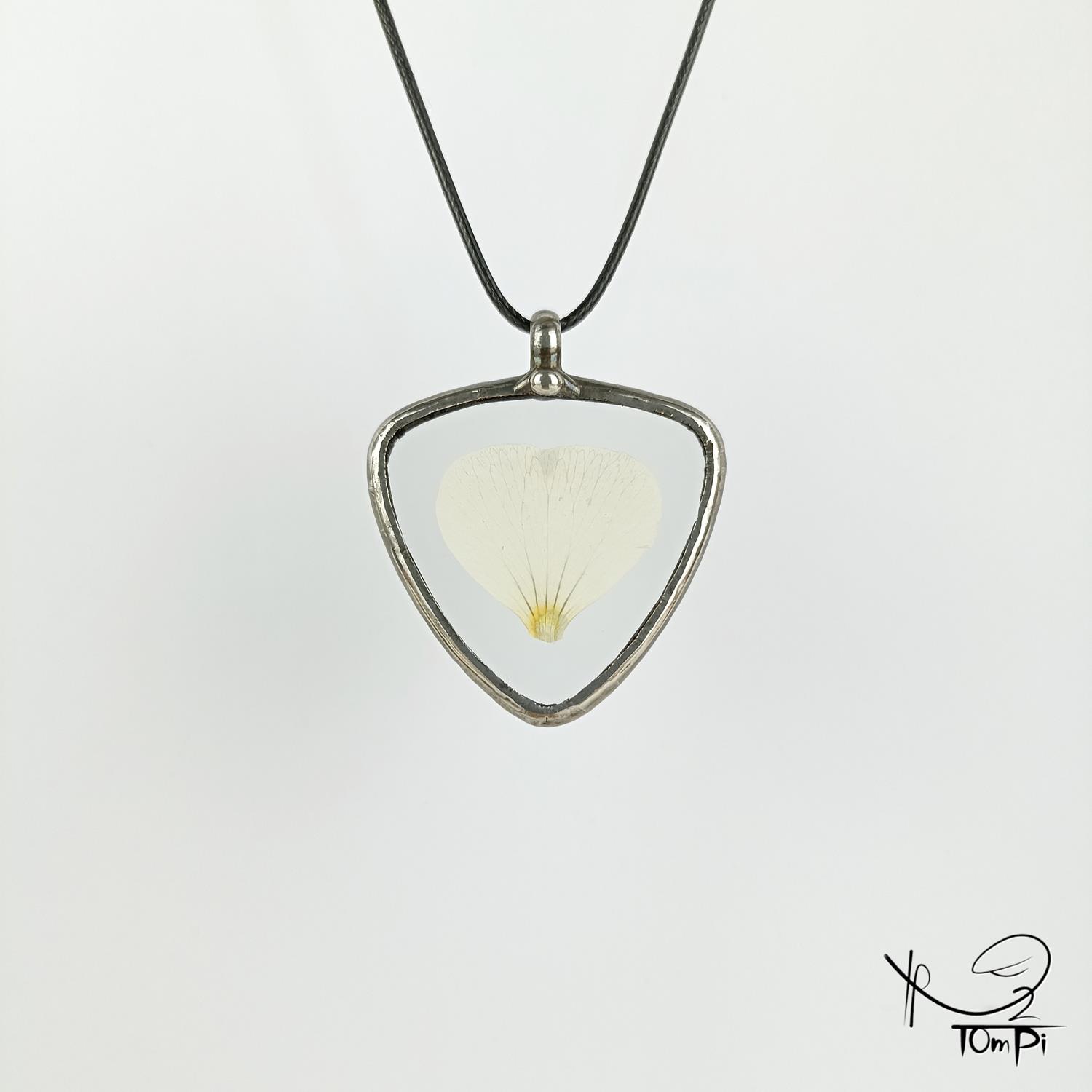 Szklany medalion z płatkiem, technika Tiffany, biżuteria ręcznie robiona, rękodzieło artystyczne, handmade, biżuteria artystyczna, biżuteria handmade, biżuteria damska, biżuteria męska, biżuteria ze szkła, szklana biżuteria, naszyjnik, szkło witrażowe