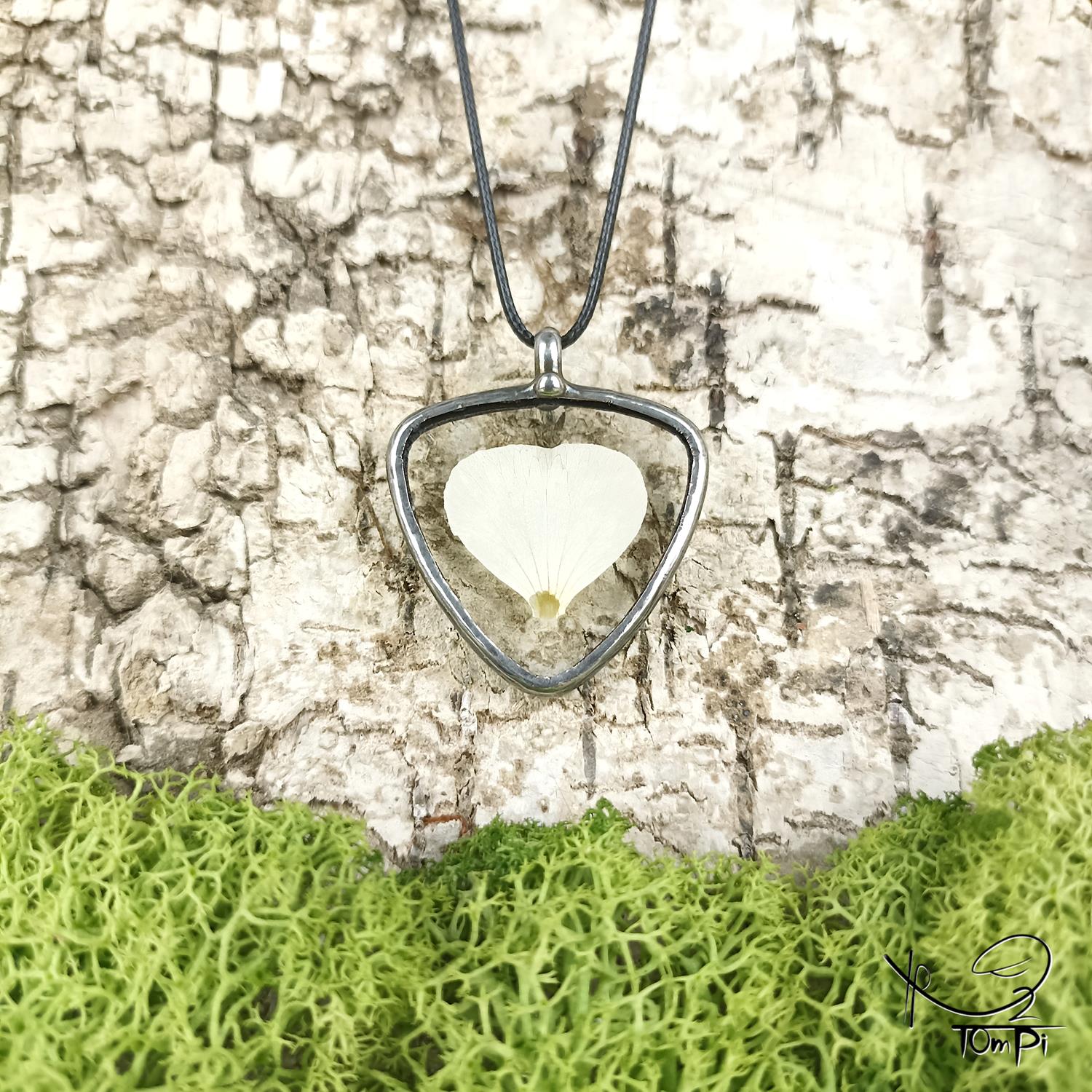 Szklany medalion z płatkiem, technika Tiffany, biżuteria ręcznie robiona, rękodzieło artystyczne, handmade, biżuteria artystyczna, biżuteria handmade, biżuteria damska, biżuteria męska, biżuteria ze szkła, szklana biżuteria, naszyjnik, szkło witrażowe