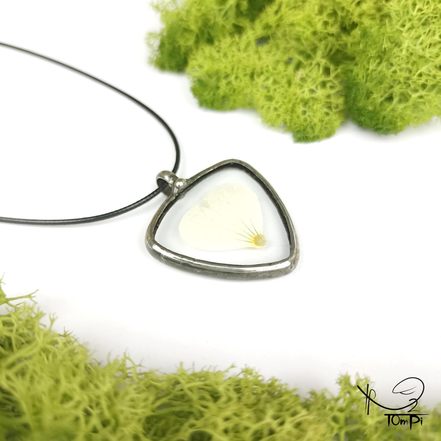 Szklany medalion z płatkiem, technika Tiffany, biżuteria ręcznie robiona, rękodzieło artystyczne, handmade, biżuteria artystyczna, biżuteria handmade, biżuteria damska, biżuteria męska, biżuteria ze szkła, szklana biżuteria, naszyjnik, szkło witrażowe
