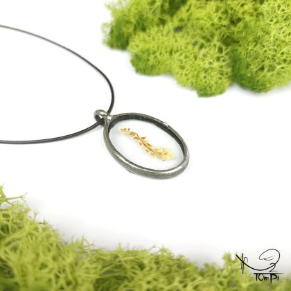 Szklany medalion z kwiatem, technika Tiffany, biżuteria ręcznie robiona, rękodzieło artystyczne, handmade, biżuteria artystyczna, biżuteria handmade, biżuteria damska, biżuteria męska, biżuteria ze szkła, szklana biżuteria, naszyjnik, szkło witrażowe