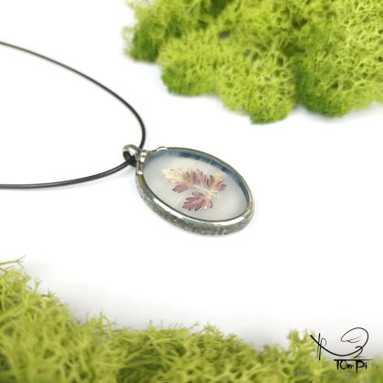 Szklany medalion z liściem, technika Tiffany, biżuteria ręcznie robiona, rękodzieło artystyczne, handmade, biżuteria artystyczna, biżuteria handmade, biżuteria damska, biżuteria męska, biżuteria ze szkła, szklana biżuteria, naszyjnik, szkło witrażowe
