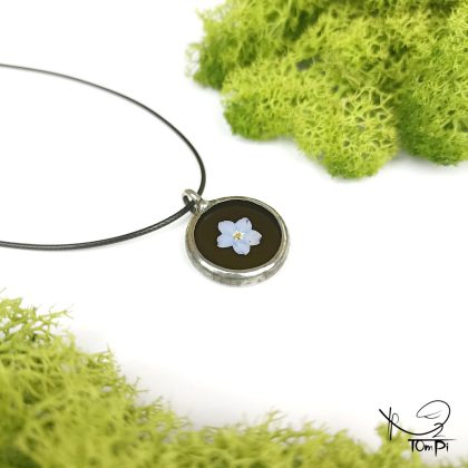 Szklany medalion z kwiatem, technika Tiffany, biżuteria ręcznie robiona, rękodzieło artystyczne, biżuteria artystyczna, biżuteria handmade, biżuteria damska, biżuteria męska, biżuteria ze szkła, szklana biżuteria, naszyjnik, szkło witrażowe