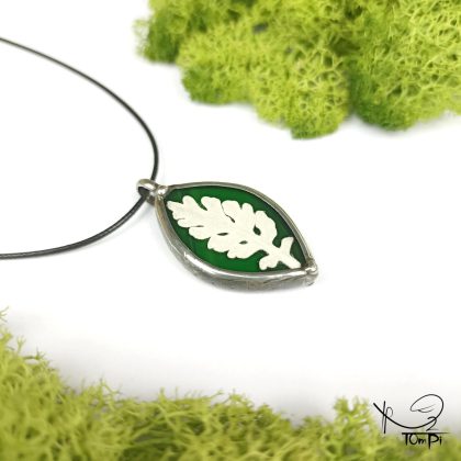 Szklany medalion z liściem, technika Tiffany, biżuteria ręcznie robiona, rękodzieło artystyczne, handmade, biżuteria artystyczna, biżuteria handmade, biżuteria damska, biżuteria męska, biżuteria ze szkła, szklana biżuteria, naszyjnik, szkło witrażowe