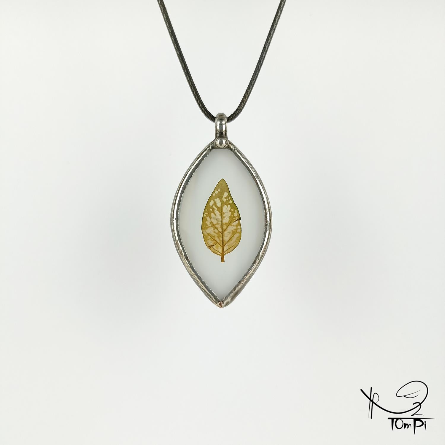 Szklany medalion z liściem, technika Tiffany, biżuteria ręcznie robiona, rękodzieło artystyczne, handmade, biżuteria artystyczna, biżuteria handmade, biżuteria damska, biżuteria męska, biżuteria ze szkła, szklana biżuteria, naszyjnik, szkło witrażowe