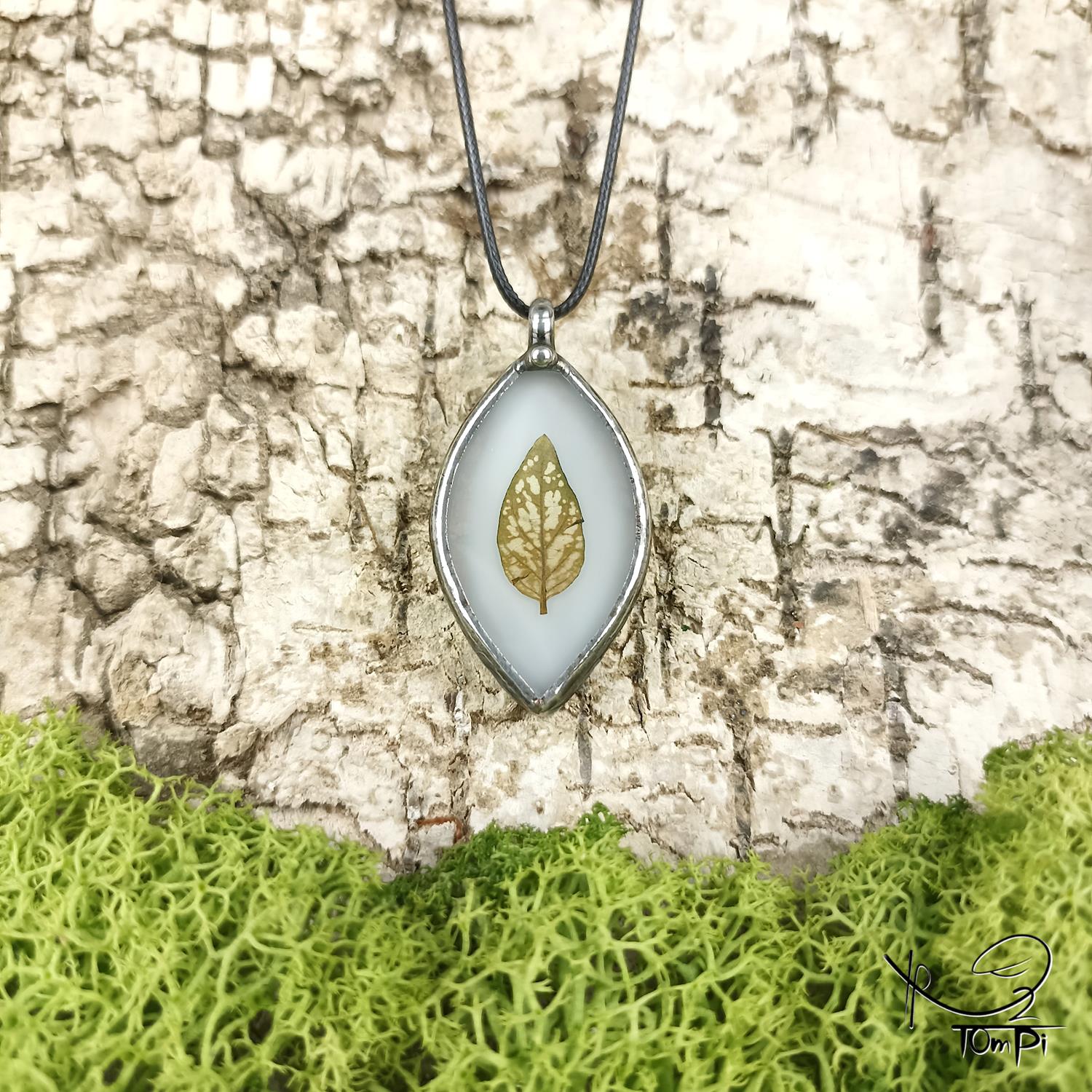 Szklany medalion z liściem, technika Tiffany, biżuteria ręcznie robiona, rękodzieło artystyczne, handmade, biżuteria artystyczna, biżuteria handmade, biżuteria damska, biżuteria męska, biżuteria ze szkła, szklana biżuteria, naszyjnik, szkło witrażowe