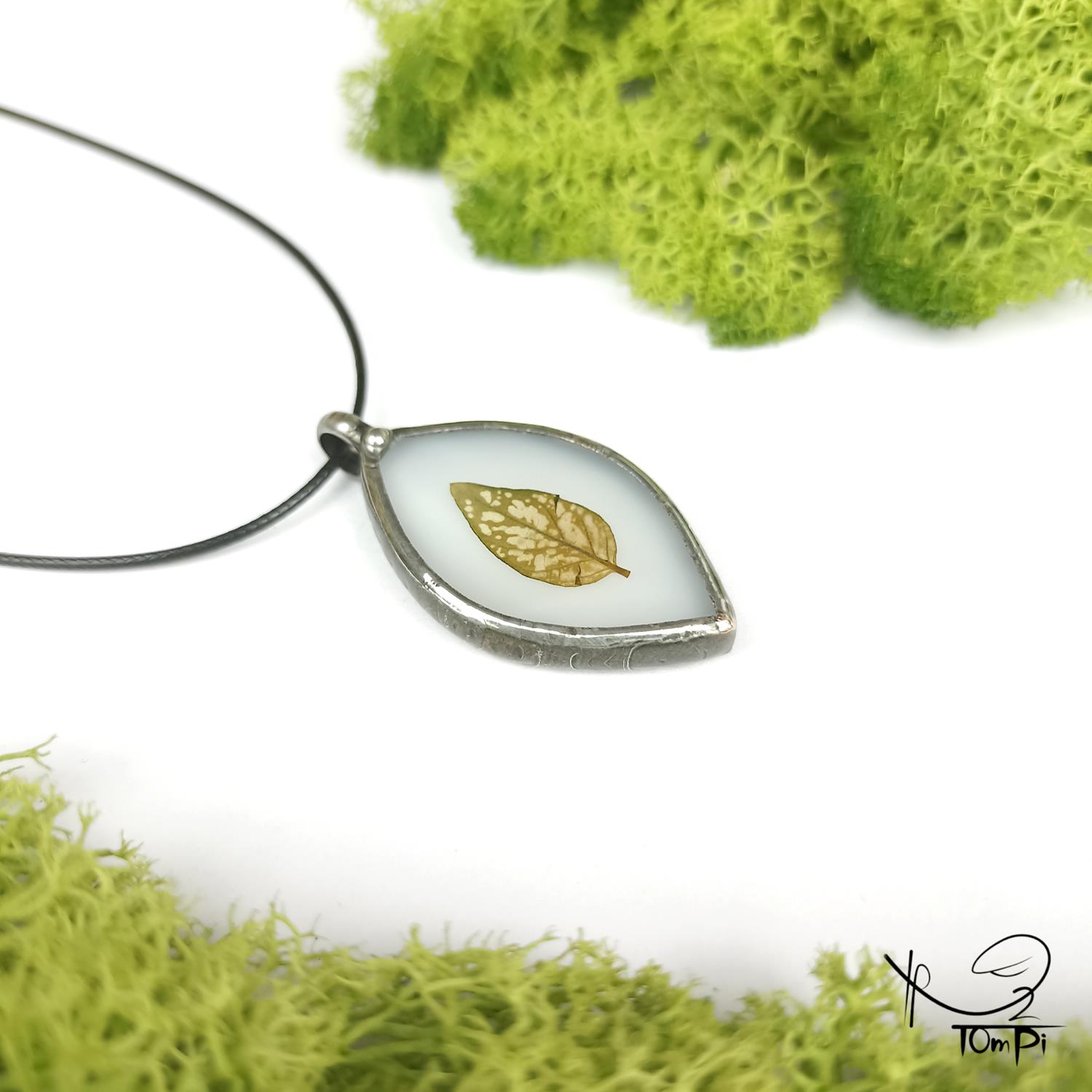 Szklany medalion z liściem, technika Tiffany, biżuteria ręcznie robiona, rękodzieło artystyczne, handmade, biżuteria artystyczna, biżuteria handmade, biżuteria damska, biżuteria męska, biżuteria ze szkła, szklana biżuteria, naszyjnik, szkło witrażowe
