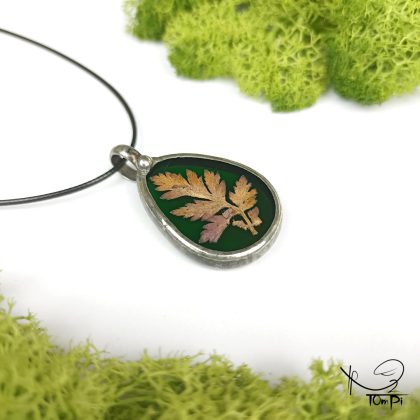 Szklany medalion z liściem, technika Tiffany, biżuteria ręcznie robiona, rękodzieło artystyczne, handmade, biżuteria artystyczna, biżuteria handmade, biżuteria damska, biżuteria męska, biżuteria ze szkła, szklana biżuteria, naszyjnik, szkło witrażowe