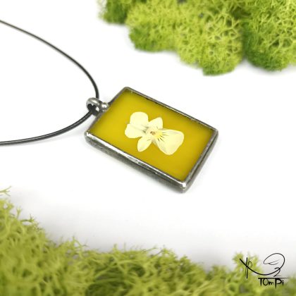 Szklany medalion z kwiatem, technika Tiffany, biżuteria ręcznie robiona, rękodzieło artystyczne, handmade, biżuteria artystyczna, biżuteria handmade, biżuteria damska, biżuteria męska, biżuteria ze szkła, szklana biżuteria, naszyjnik, szkło witrażowe