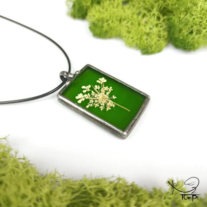 Szklany medalion z kwiatami, technika Tiffany, biżuteria ręcznie robiona, rękodzieło artystyczne, handmade, biżuteria artystyczna, biżuteria handmade, biżuteria damska, biżuteria męska, biżuteria ze szkła, szklana biżuteria, naszyjnik, szkło witrażowe