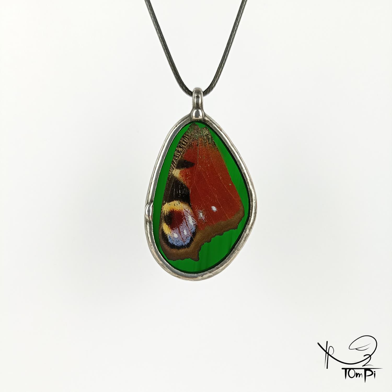 Szklany medalion ze skrzydłem, technika Tiffany, biżuteria ręcznie robiona, biżuteria artystyczna, rękodzieło artystyczne, rękodzieło, handmade, biżuteria artystyczna, biżuteria handmade, biżuteria damska, biżuteria męska, biżuteria ze szkła, szklana biżuteria, naszyjnik, szkło witrażowe