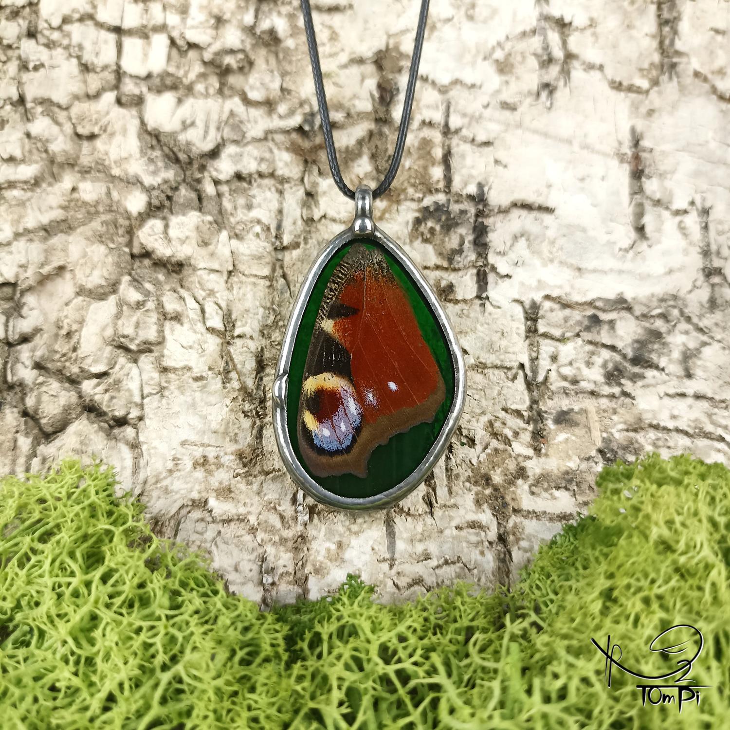 Szklany medalion ze skrzydłem, technika Tiffany, biżuteria ręcznie robiona, biżuteria artystyczna, rękodzieło artystyczne, rękodzieło, handmade, biżuteria artystyczna, biżuteria handmade, biżuteria damska, biżuteria męska, biżuteria ze szkła, szklana biżuteria, naszyjnik, szkło witrażowe