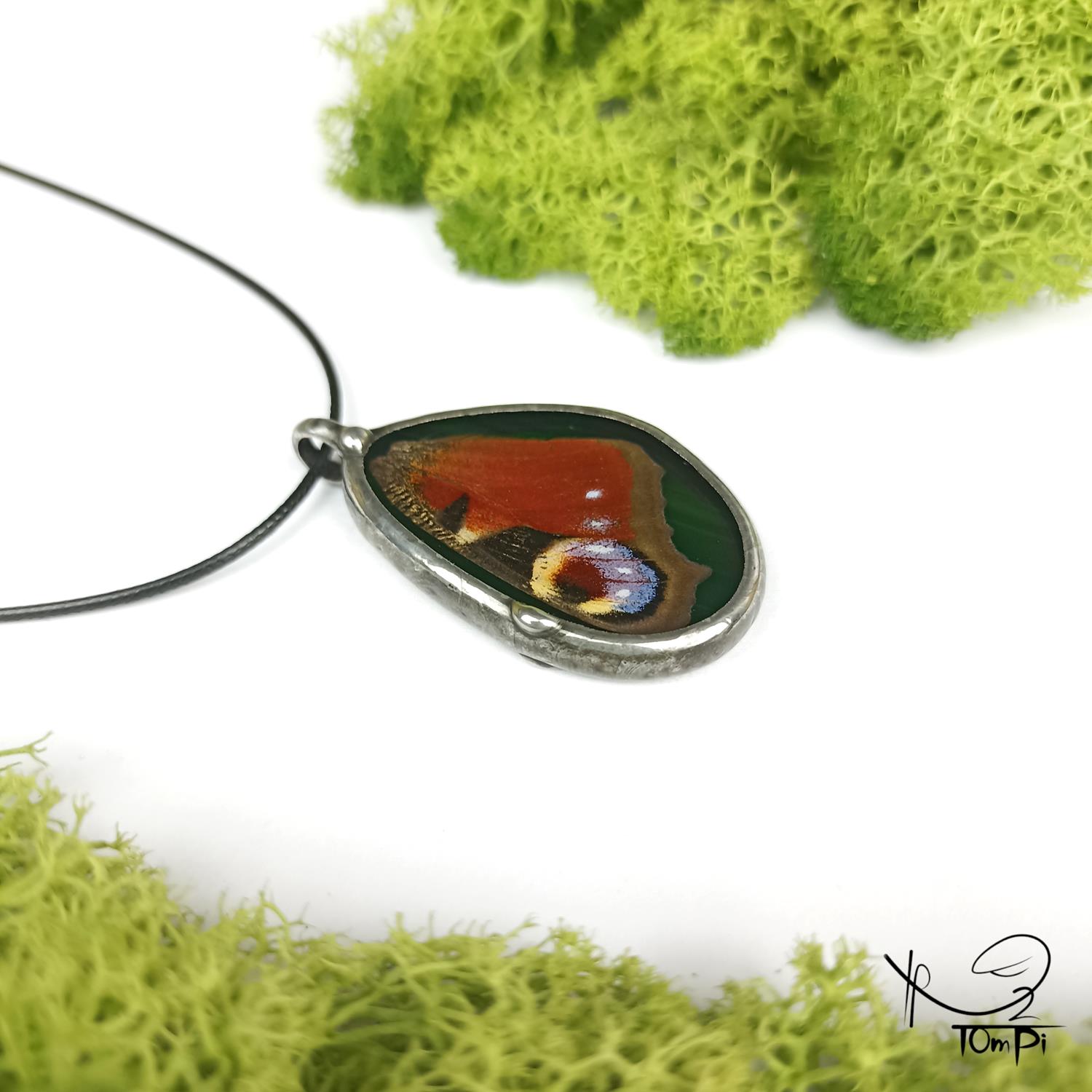 Szklany medalion ze skrzydłem, technika Tiffany, biżuteria ręcznie robiona, biżuteria artystyczna, rękodzieło artystyczne, rękodzieło, handmade, biżuteria artystyczna, biżuteria handmade, biżuteria damska, biżuteria męska, biżuteria ze szkła, szklana biżuteria, naszyjnik, szkło witrażowe