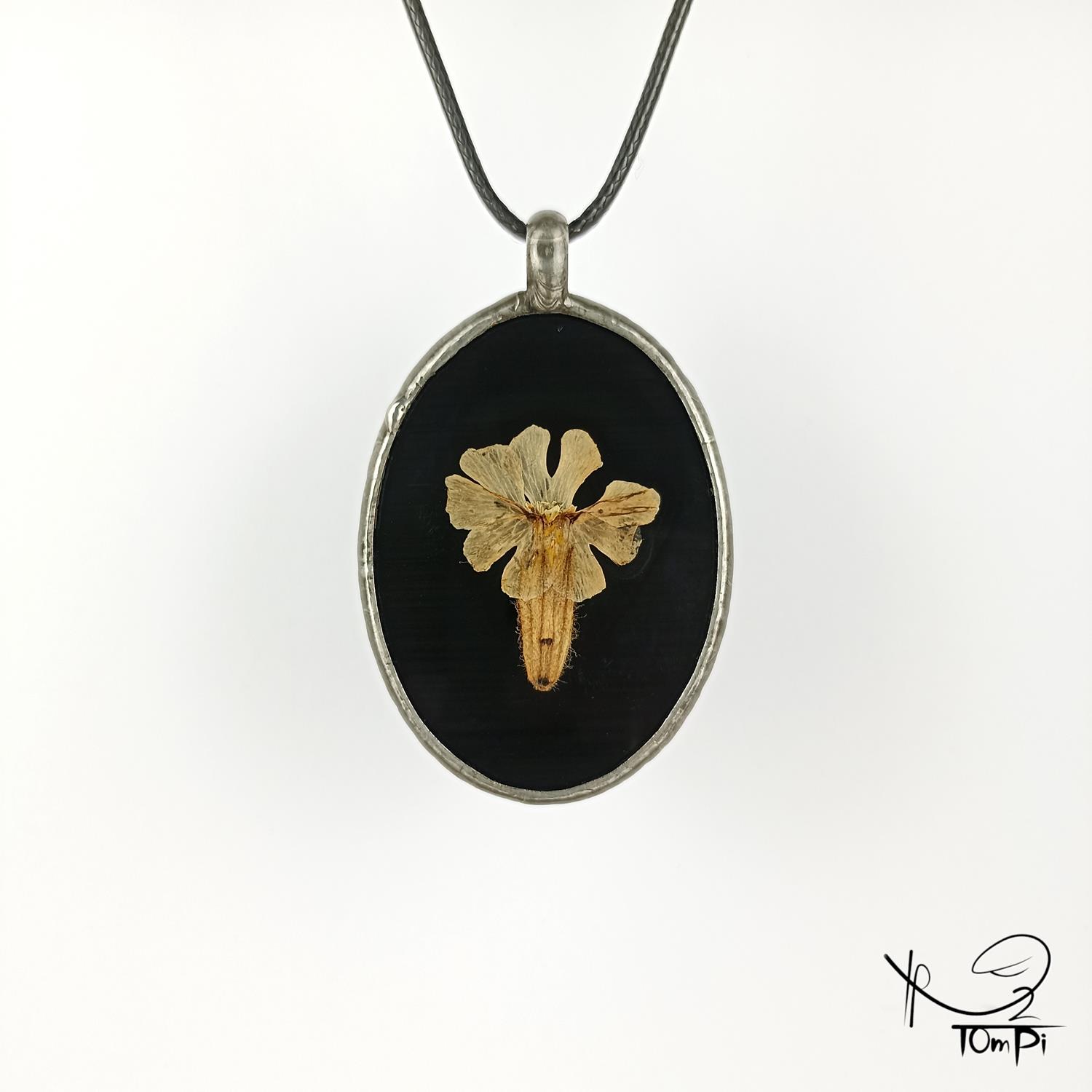 Szklany medalion z kwiatem, technika Tiffany, biżuteria ręcznie robiona, biżuteria artystyczna, rękodzieło artystyczne, rękodzieło, handmade, biżuteria artystyczna, biżuteria handmade, biżuteria damska, biżuteria męska, biżuteria ze szkła, szklana biżuteria, naszyjnik, szkło witrażowe