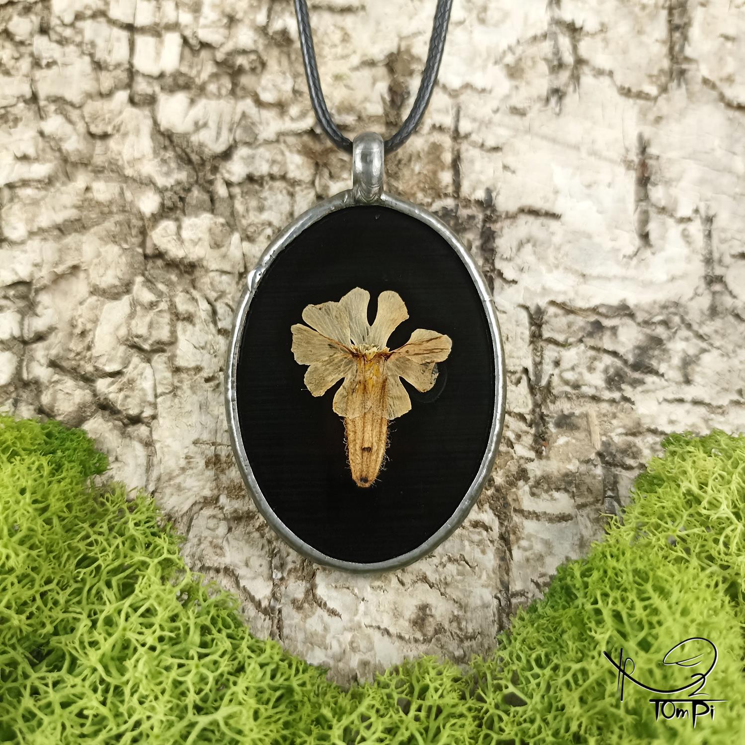 Szklany medalion z kwiatem, technika Tiffany, biżuteria ręcznie robiona, biżuteria artystyczna, rękodzieło artystyczne, rękodzieło, handmade, biżuteria artystyczna, biżuteria handmade, biżuteria damska, biżuteria męska, biżuteria ze szkła, szklana biżuteria, naszyjnik, szkło witrażowe