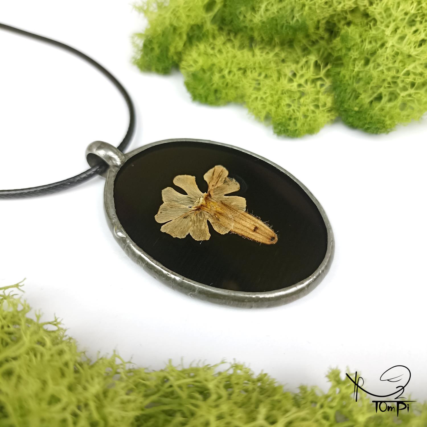 Szklany medalion z kwiatem, technika Tiffany, biżuteria ręcznie robiona, biżuteria artystyczna, rękodzieło artystyczne, rękodzieło, handmade, biżuteria artystyczna, biżuteria handmade, biżuteria damska, biżuteria męska, biżuteria ze szkła, szklana biżuteria, naszyjnik, szkło witrażowe