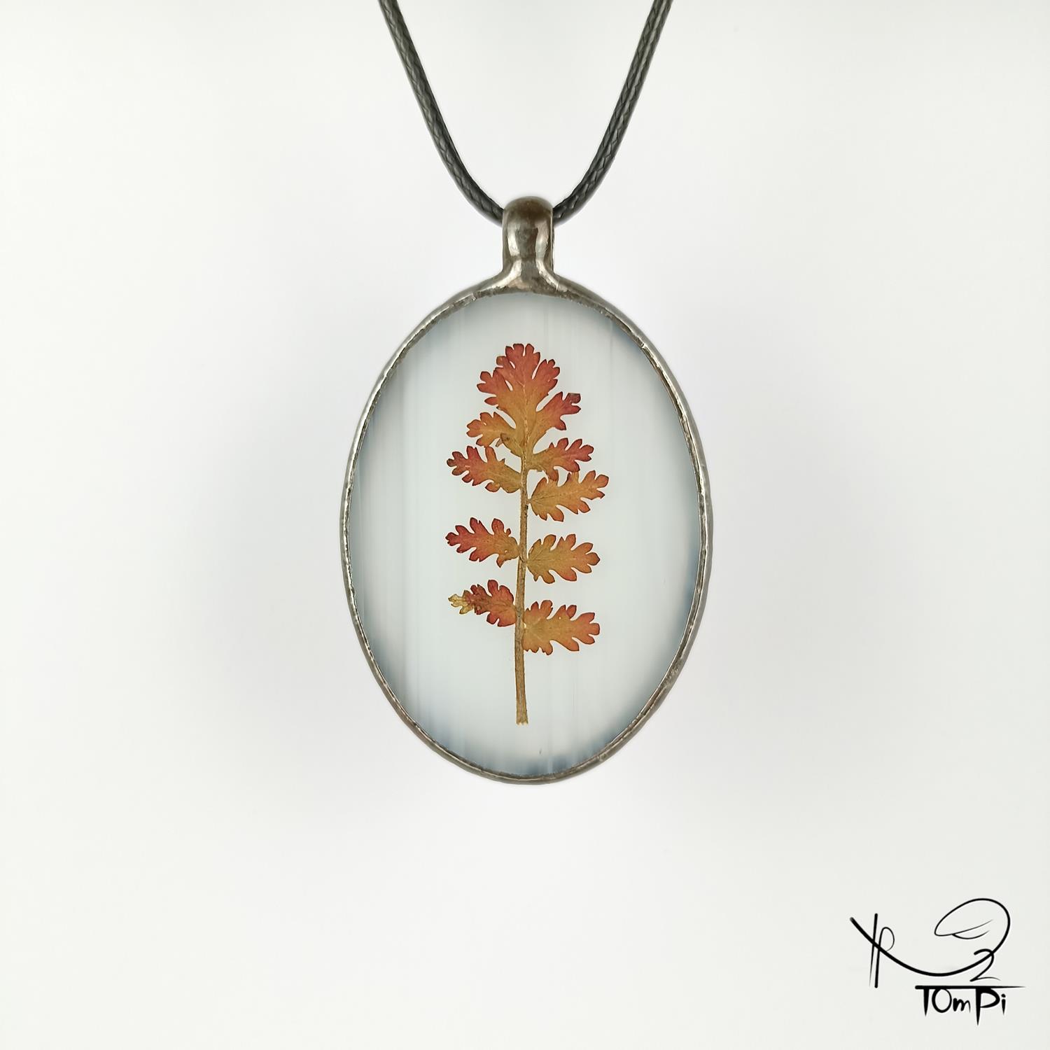 Szklany medalion z liściem, technika Tiffany, biżuteria ręcznie robiona, biżuteria artystyczna, rękodzieło artystyczne, rękodzieło, handmade, biżuteria artystyczna, biżuteria handmade, biżuteria damska, biżuteria męska, biżuteria ze szkła, szklana biżuteria, naszyjnik, szkło witrażowe