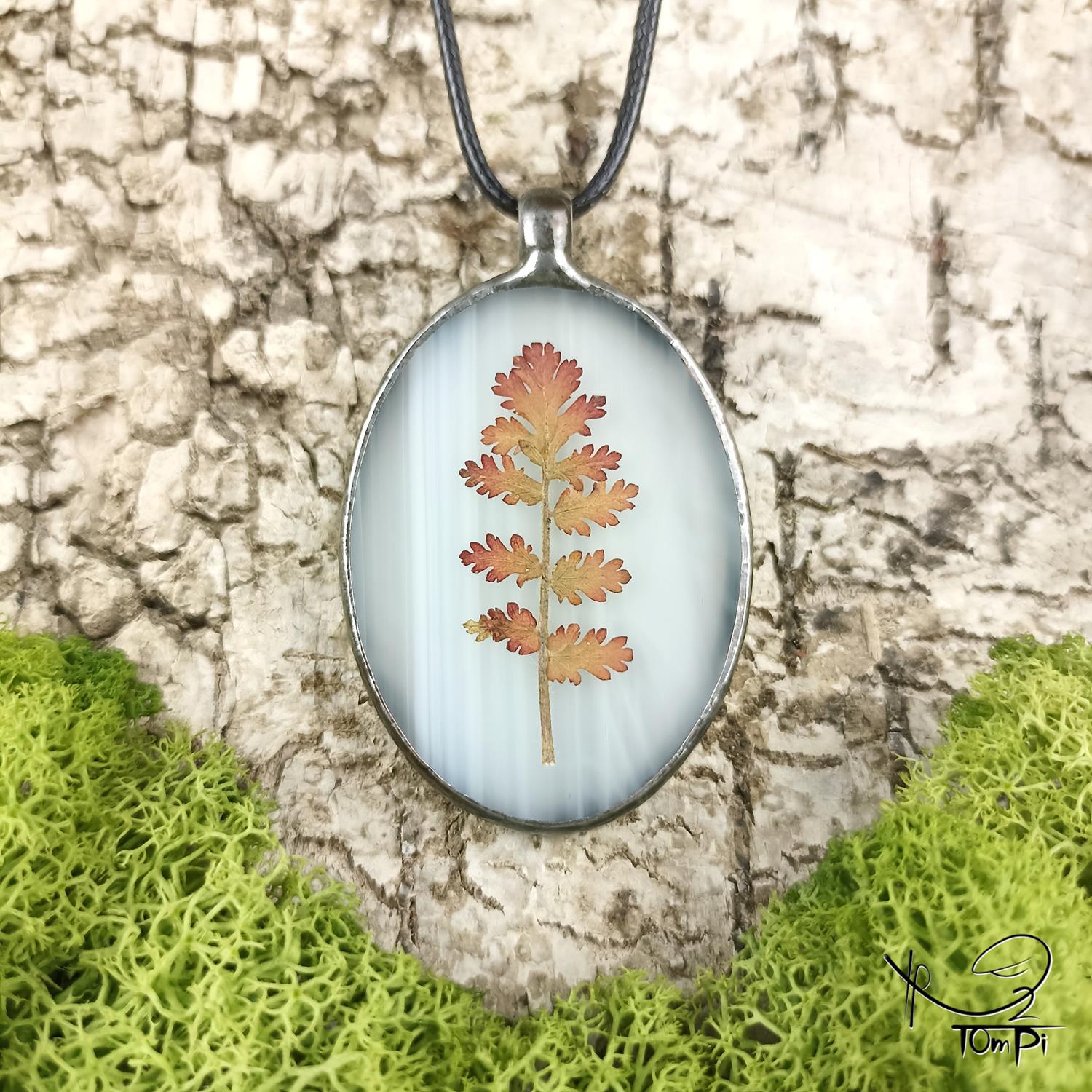 Szklany medalion z liściem, technika Tiffany, biżuteria ręcznie robiona, biżuteria artystyczna, rękodzieło artystyczne, rękodzieło, handmade, biżuteria artystyczna, biżuteria handmade, biżuteria damska, biżuteria męska, biżuteria ze szkła, szklana biżuteria, naszyjnik, szkło witrażowe