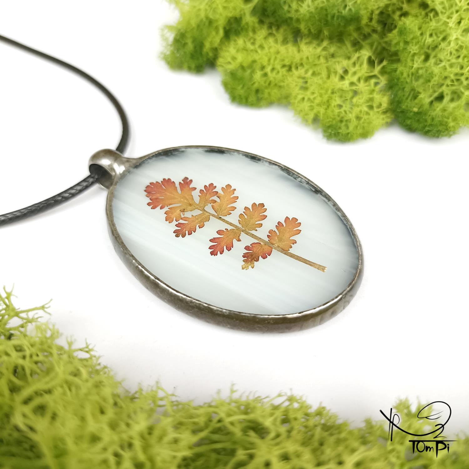 Szklany medalion z liściem, technika Tiffany, biżuteria ręcznie robiona, biżuteria artystyczna, rękodzieło artystyczne, rękodzieło, handmade, biżuteria artystyczna, biżuteria handmade, biżuteria damska, biżuteria męska, biżuteria ze szkła, szklana biżuteria, naszyjnik, szkło witrażowe