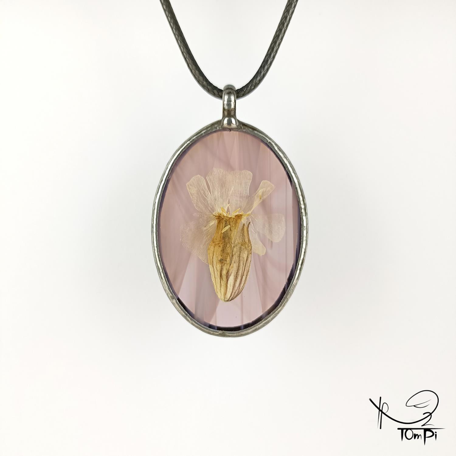 Szklany medalion z kwiatem, technika Tiffany, biżuteria ręcznie robiona, biżuteria artystyczna, rękodzieło artystyczne, rękodzieło, handmade, biżuteria artystyczna, biżuteria handmade, biżuteria damska, biżuteria męska, biżuteria ze szkła, szklana biżuteria, naszyjnik, szkło witrażowe