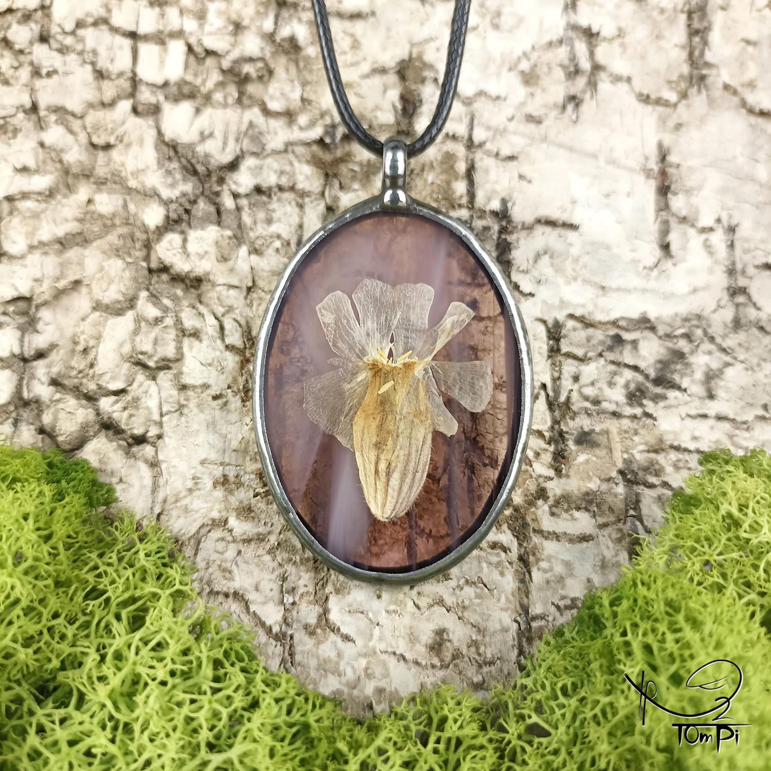 Szklany medalion z kwiatem, technika Tiffany, biżuteria ręcznie robiona, biżuteria artystyczna, rękodzieło artystyczne, rękodzieło, handmade, biżuteria artystyczna, biżuteria handmade, biżuteria damska, biżuteria męska, biżuteria ze szkła, szklana biżuteria, naszyjnik, szkło witrażowe