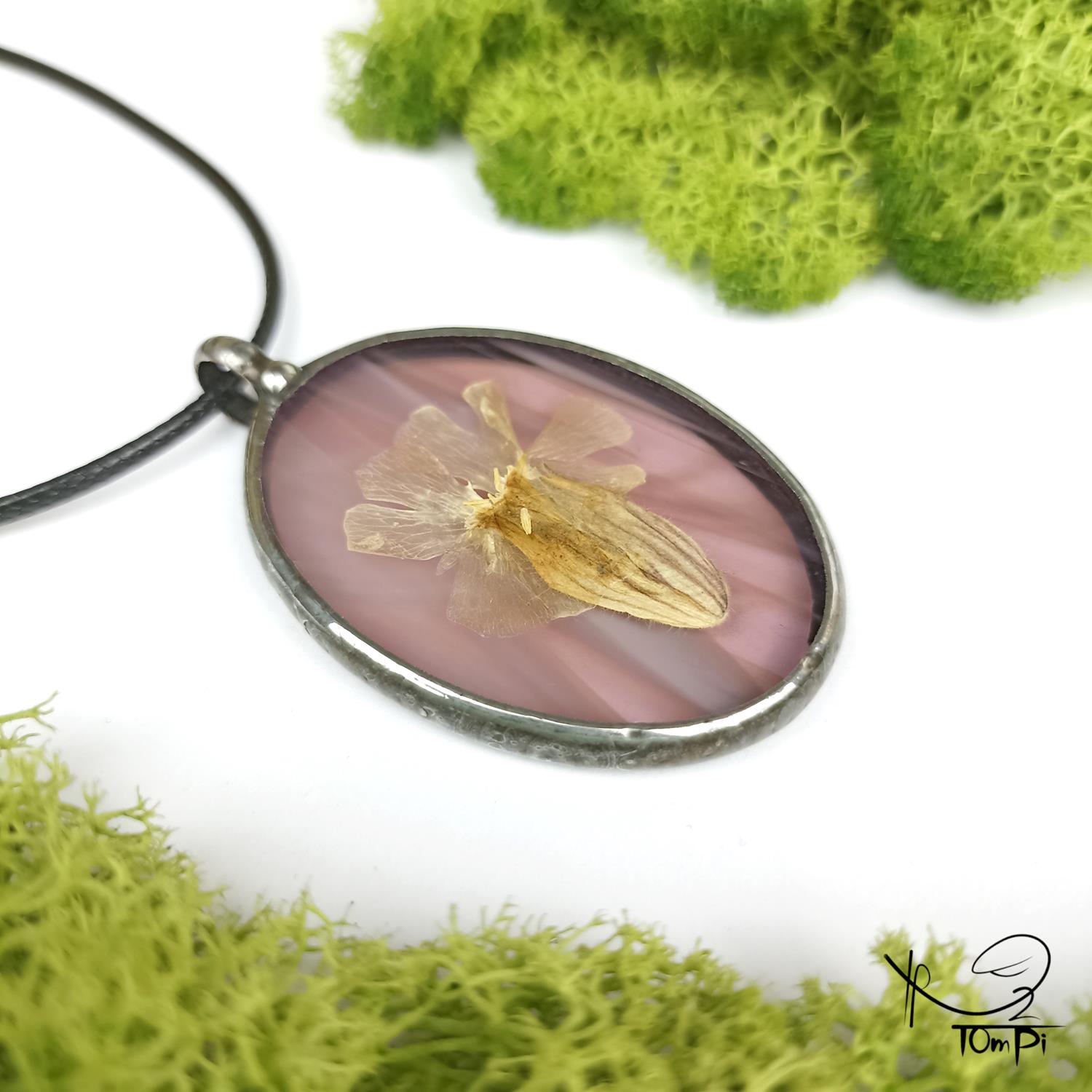 Szklany medalion z kwiatem, technika Tiffany, biżuteria ręcznie robiona, biżuteria artystyczna, rękodzieło artystyczne, rękodzieło, handmade, biżuteria artystyczna, biżuteria handmade, biżuteria damska, biżuteria męska, biżuteria ze szkła, szklana biżuteria, naszyjnik, szkło witrażowe