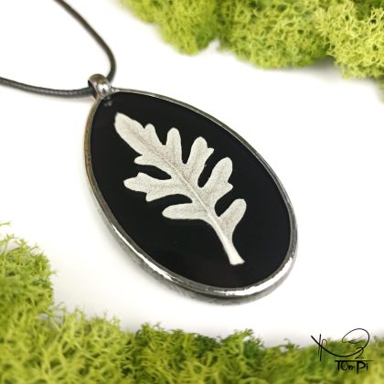 Szklany medalion z liściem, technika Tiffany, biżuteria ręcznie robiona, rękodzieło artystyczne, handmade, biżuteria artystyczna, biżuteria handmade, biżuteria damska, biżuteria męska, biżuteria ze szkła, szklana biżuteria, naszyjnik, szkło witrażowe