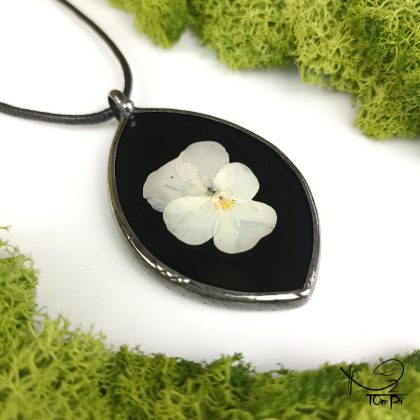 Szklany medalion z kwiatem, technika Tiffany, biżuteria ręcznie robiona, rękodzieło artystyczne, handmade, biżuteria artystyczna, biżuteria handmade, biżuteria damska, biżuteria męska, biżuteria ze szkła, szklana biżuteria, naszyjnik, szkło witrażowe