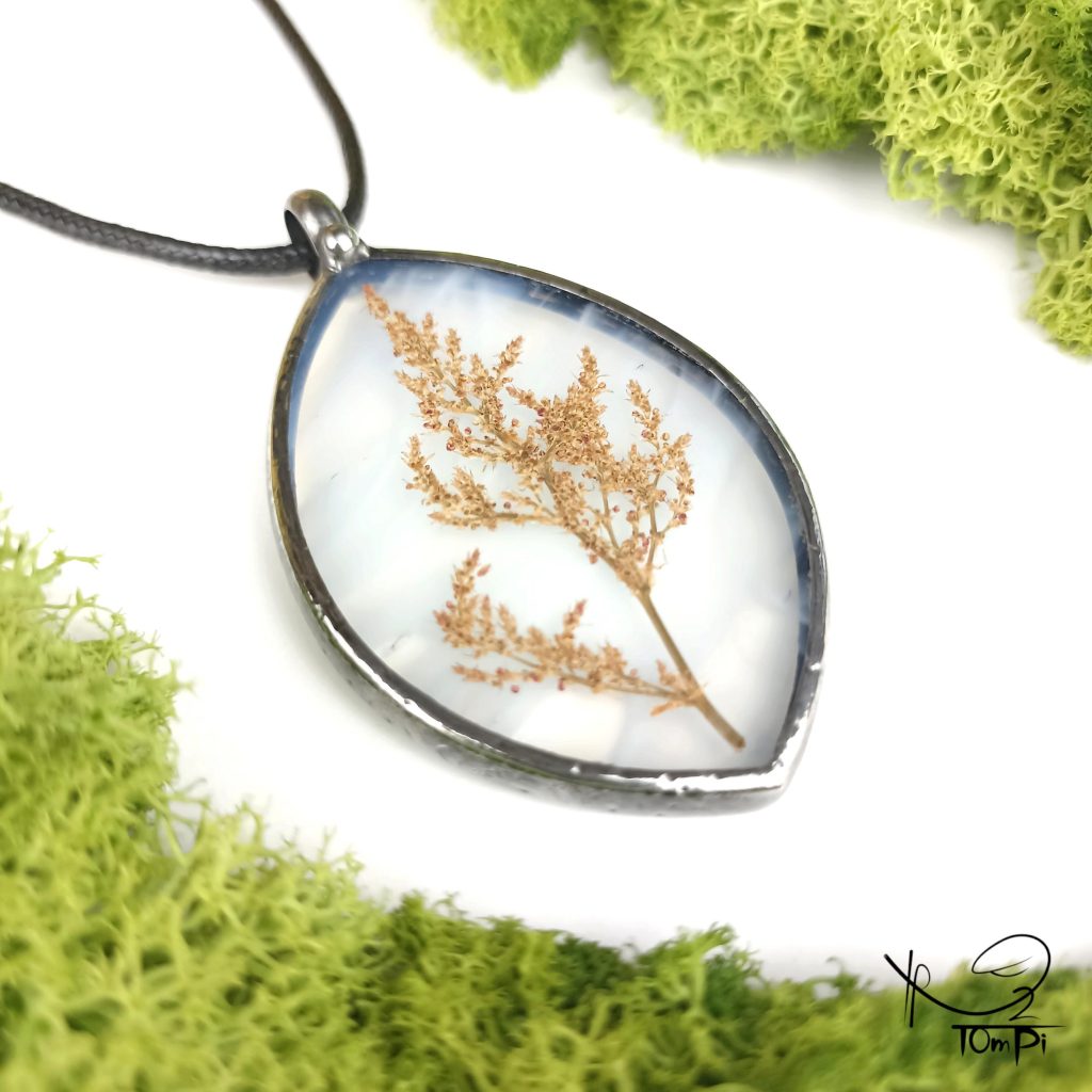 Szklany medalion z kwiatem, technika Tiffany, biżuteria ręcznie robiona, rękodzieło artystyczne, handmade, biżuteria artystyczna, biżuteria handmade, biżuteria damska, biżuteria męska, biżuteria ze szkła, szklana biżuteria, naszyjnik, szkło witrażowe