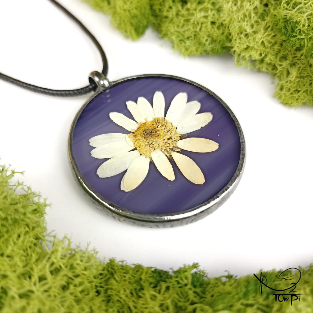 Szklany medalion z kwiatem, technika Tiffany, biżuteria ręcznie robiona, rękodzieło artystyczne, handmade, biżuteria artystyczna, biżuteria handmade, biżuteria damska, biżuteria męska, biżuteria ze szkła, szklana biżuteria, naszyjnik, szkło witrażowe