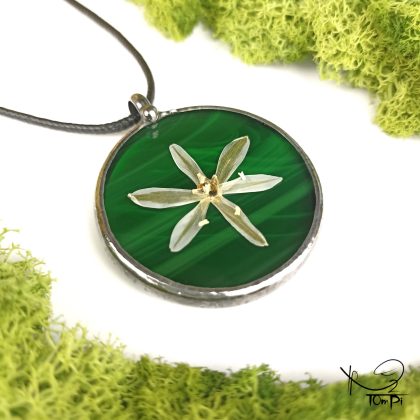 Szklany medalion z kwiatem, technika Tiffany, biżuteria ręcznie robiona, rękodzieło artystyczne, handmade, biżuteria artystyczna, biżuteria handmade, biżuteria damska, biżuteria męska, biżuteria ze szkła, szklana biżuteria, naszyjnik, szkło witrażowe