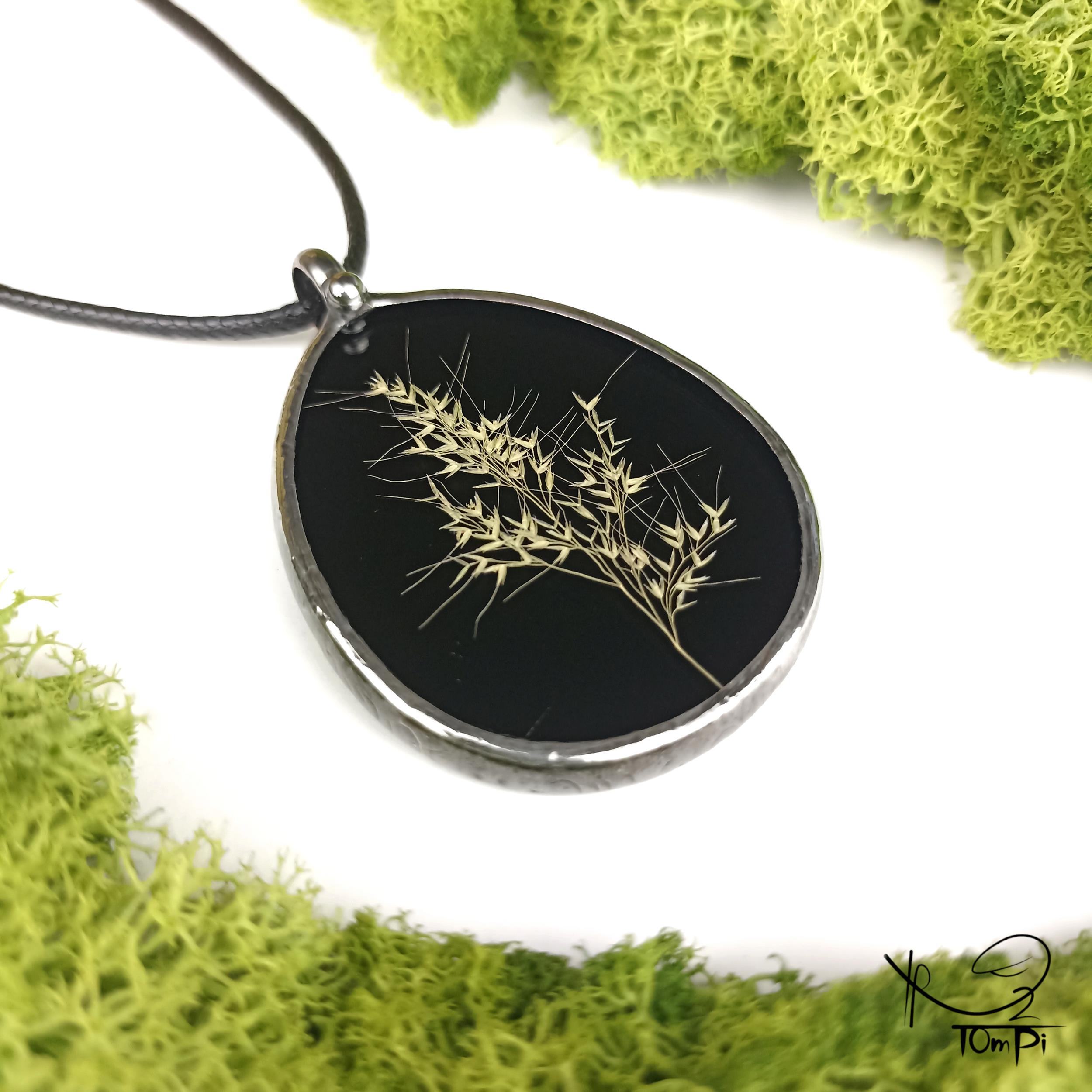 Szklany medalion z trawą, technika Tiffany, biżuteria ręcznie robiona, rękodzieło artystyczne, handmade, biżuteria artystyczna, biżuteria handmade, biżuteria damska, biżuteria męska, biżuteria ze szkła, szklana biżuteria, naszyjnik, szkło witrażowe