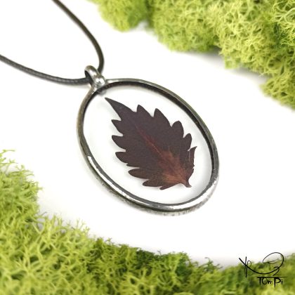 Szklany medalion z liściem, technika Tiffany, biżuteria ręcznie robiona, rękodzieło artystyczne, handmade, biżuteria artystyczna, biżuteria handmade, biżuteria damska, biżuteria męska, biżuteria ze szkła, szklana biżuteria, naszyjnik, szkło witrażowe