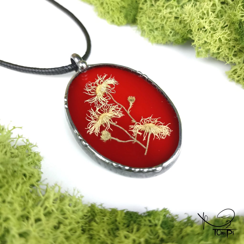 Szklany medalion z kwiatem, technika Tiffany, biżuteria ręcznie robiona, rękodzieło artystyczne, handmade, biżuteria artystyczna, biżuteria handmade, biżuteria damska, biżuteria męska, biżuteria ze szkła, szklana biżuteria, naszyjnik, szkło witrażowe