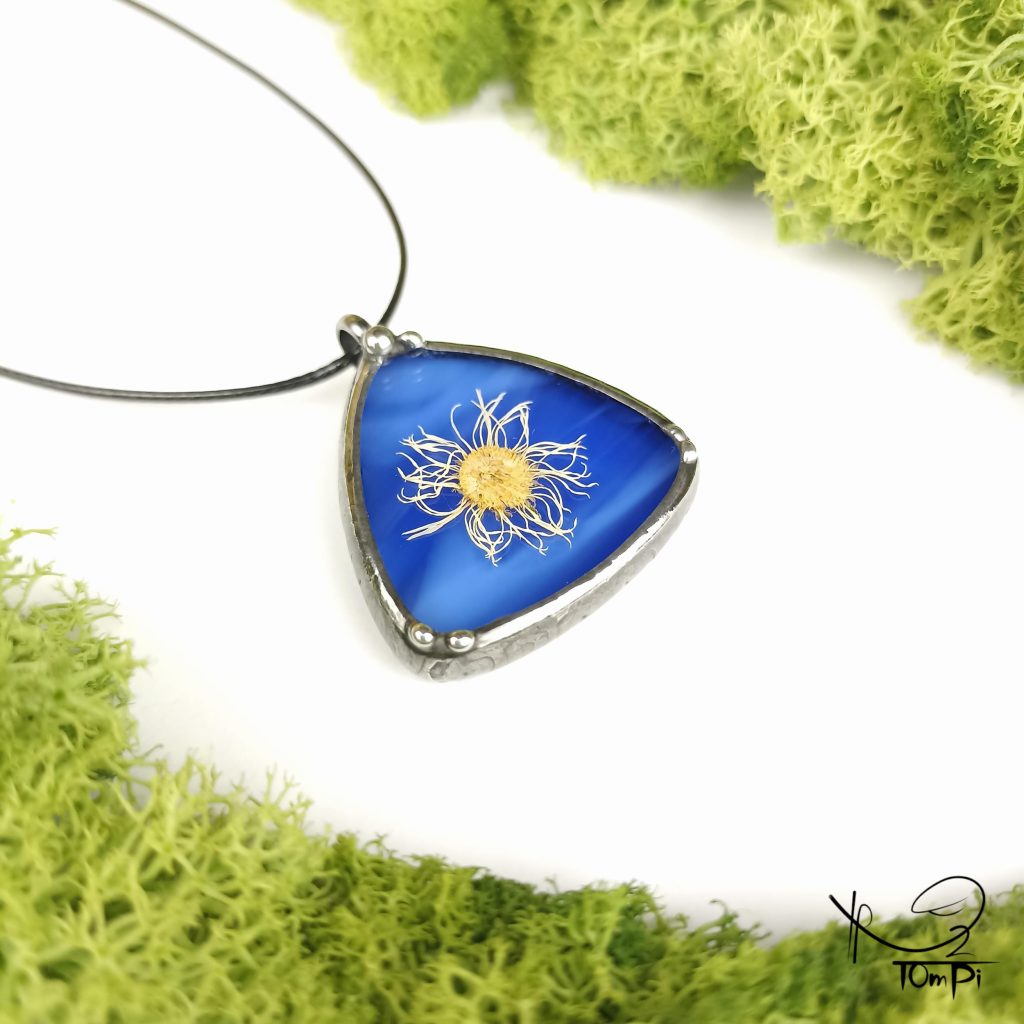 Szklany medalion z kwiatem, technika Tiffany, biżuteria ręcznie robiona, rękodzieło artystyczne, handmade, biżuteria artystyczna, biżuteria handmade, biżuteria damska, biżuteria męska, biżuteria ze szkła, szklana biżuteria, naszyjnik, szkło witrażowe