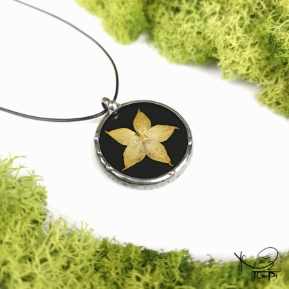Szklany medalion z kwiatem, technika Tiffany, biżuteria ręcznie robiona, rękodzieło artystyczne, handmade, biżuteria artystyczna, biżuteria handmade, biżuteria damska, biżuteria męska, biżuteria ze szkła, szklana biżuteria, naszyjnik, szkło witrażowe