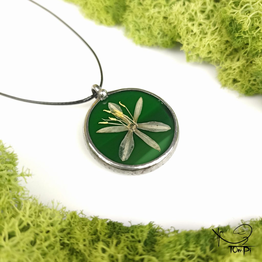 Szklany medalion z kwiatem, technika Tiffany, biżuteria ręcznie robiona, rękodzieło artystyczne, handmade, biżuteria artystyczna, biżuteria handmade, biżuteria damska, biżuteria męska, biżuteria ze szkła, szklana biżuteria, naszyjnik, szkło witrażowe