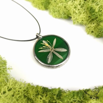 Szklany medalion z kwiatem, technika Tiffany, biżuteria ręcznie robiona, rękodzieło artystyczne, handmade, biżuteria artystyczna, biżuteria handmade, biżuteria damska, biżuteria męska, biżuteria ze szkła, szklana biżuteria, naszyjnik, szkło witrażowe