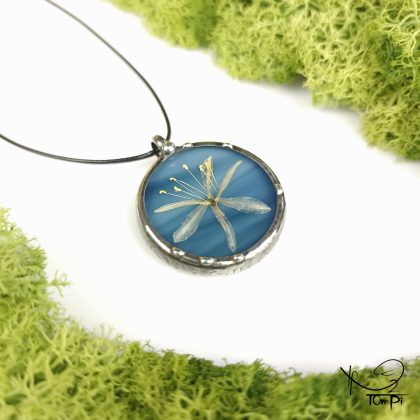 Szklany medalion z kwiatem, technika Tiffany, biżuteria ręcznie robiona, rękodzieło artystyczne, handmade, biżuteria artystyczna, biżuteria handmade, biżuteria damska, biżuteria męska, biżuteria ze szkła, szklana biżuteria, naszyjnik, szkło witrażowe