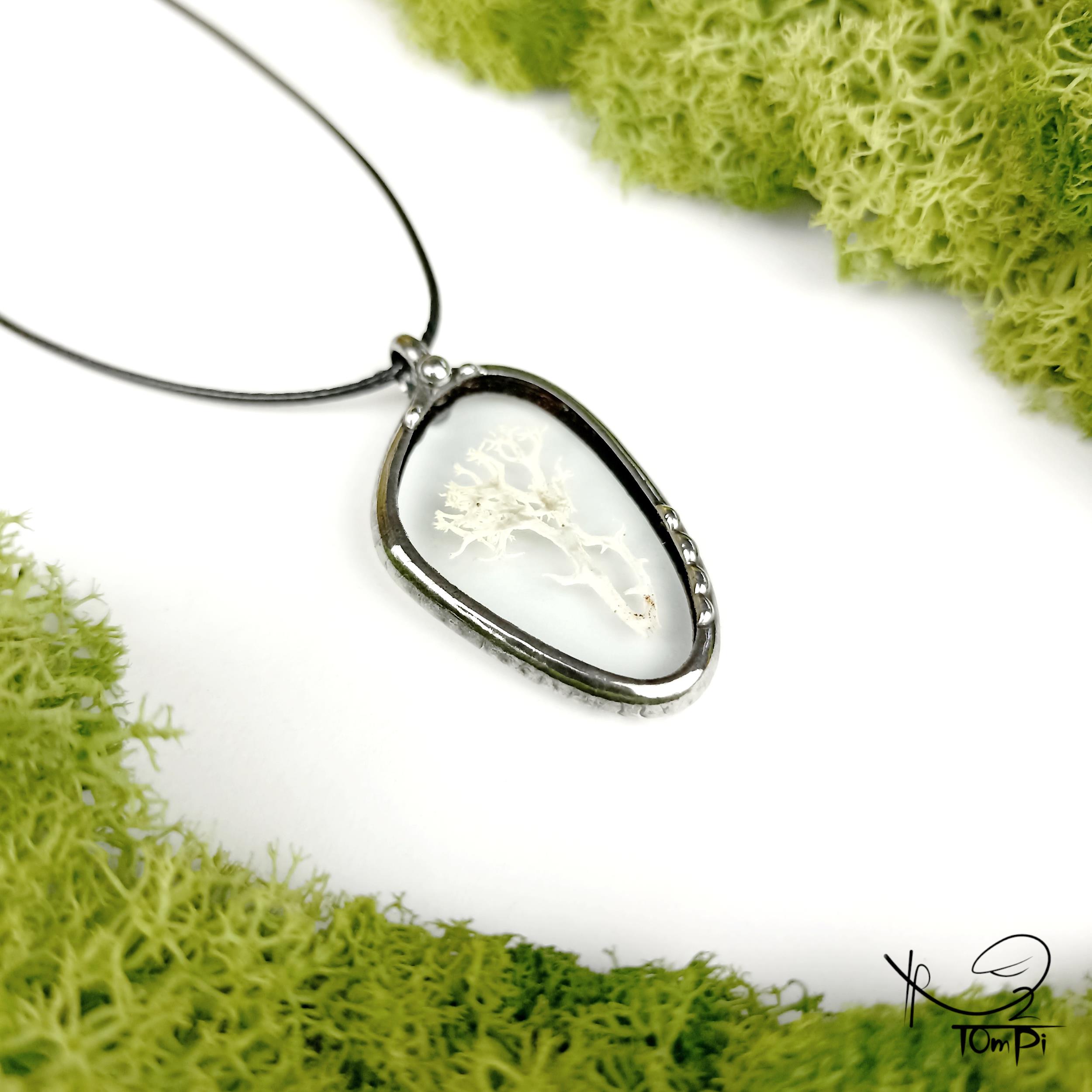 Szklany medalion z porostem, technika Tiffany, biżuteria ręcznie robiona, rękodzieło artystyczne, handmade, biżuteria artystyczna, biżuteria handmade, biżuteria damska, biżuteria męska, biżuteria ze szkła, szklana biżuteria, naszyjnik, szkło witrażowe