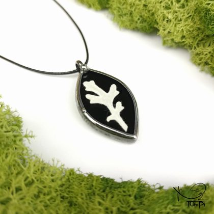 Szklany medalion z liściem, technika Tiffany, biżuteria ręcznie robiona, rękodzieło artystyczne, handmade, biżuteria artystyczna, biżuteria handmade, biżuteria damska, biżuteria męska, biżuteria ze szkła, szklana biżuteria, naszyjnik, szkło witrażowe