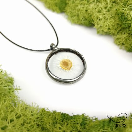 Szklany medalion z kwiatem, technika Tiffany, biżuteria ręcznie robiona, rękodzieło artystyczne, handmade, biżuteria artystyczna, biżuteria handmade, biżuteria damska, biżuteria męska, biżuteria ze szkła, szklana biżuteria, naszyjnik, szkło witrażowe